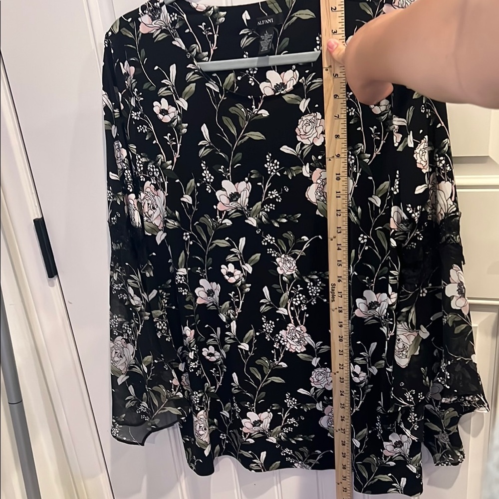 Alfani Large Graphic Floral flowy Flutter Sleeve BOHO Blouse in Black - Picture 7 of 8